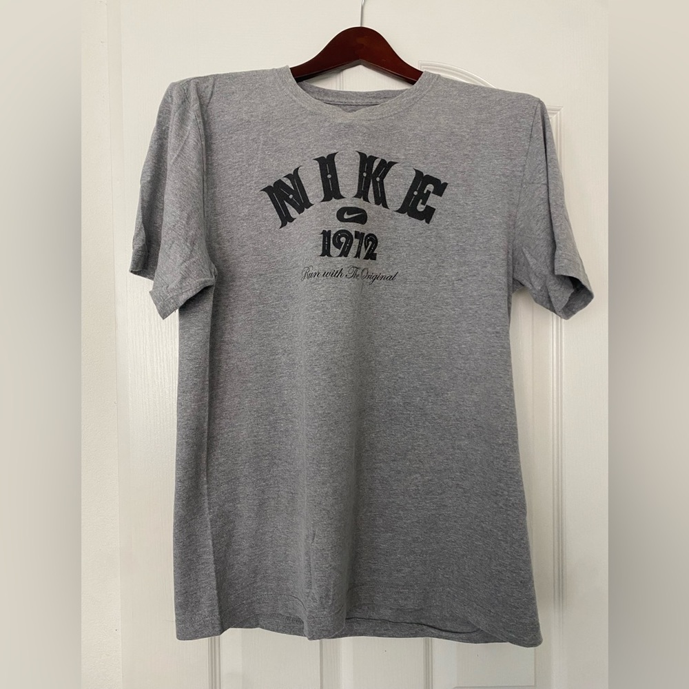 Gray, Large, Nike short sleeve shirt.